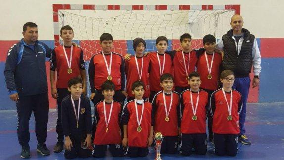 İl Milli Eğitim Müdürlüğü organizasyonu ile düzenlenen Erkek Küçükler Hentbol turnuvasında Vatan Ortaokulu birinci oldu. 