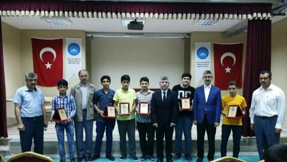 Din Öğretimi Genel Müdürü Nazif Yılmaz ve Haliliye ilçe Milli Eğitimi Müdürü Mehmet Vural karne ödül törenine katıldılar.