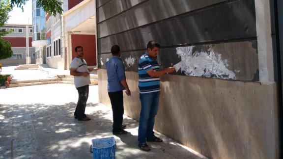 15 Temmuz Şehitleri Ortakoulu Müdürü Mustafa Balcığolu, öğretmen ve hizmetliler arı gibi çalışıp okulu boyadılar...