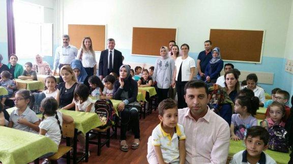 Ana sınıfları ve 1.sınıflar öğrencilerinin uyum programında Haliliye İlçe Milli Eğitim Müdürü Mehmet VURAL Yunus Emre İMKB İlkokulunu ziyaret etti...
