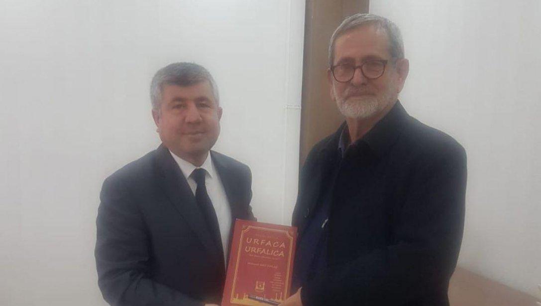 Eğitimci Yazar Adil SARAÇ ´Urfaca, Urfalıca´ adlı 6 ciltlik Ansiklopedik Sözlük ve Urfa Kültürü kitabını İlçe Müdürümüz Mehmet VURAL´a hediye etti. 