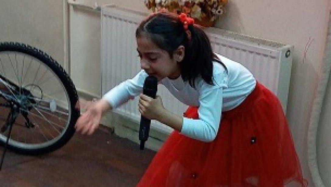 Minik kız İstiklal Marşını okurken hem ağladı hem ağlattı