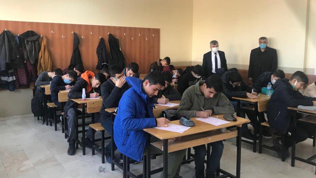 İlçe Müdürümüz Mehmet VURAL, Kazanım Değerlendirme Sınavı Yapılan Okulumuzu Ziyaret Etti...