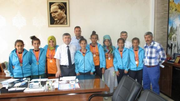 Hüsnü M.Özyeğin Ortaokulu Kız Futbol Takımı Adana´da yapılan Bölge Finalinde Birinci Oldu.