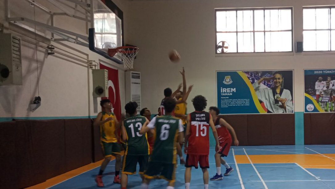 Gazi Mustafa Kemal Atatürk'ün Samsun'a çıkışının 103. Yıldönümü Liseler arası kız-erkek basketbol turnuvaları başladı...
