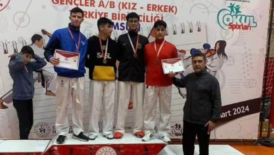 Şanlıurfa Spor Lisesi 9. Sınıf öğrencisi Mahmut Hergil  Karate Gençler A Kategorisinde Türkiye 3. Olarak Bronz Madalya Kazandı...